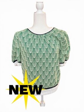 NWT Kassidy 💚🤍  ruffle trim green puff short sleeved top size medium